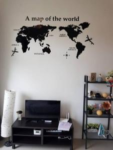 Μια τηλεόραση ή/και κέντρο ψυχαγωγίας στο BLUE DOME (Space) @ Night Market, Cameron. 2R2B