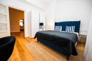 1 dormitorio con cama azul y cabecero azul en Luxury 3BDR Suite- Maison Imperial en Sarajevo