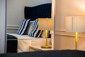 1 dormitorio con 1 cama con espejo en Luxury 3BDR Suite- Maison Imperial en Sarajevo