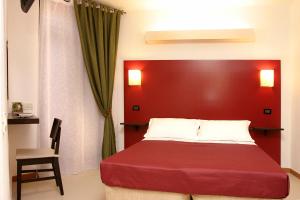 Bett mit rotem Kopfteil in einem Zimmer in der Unterkunft Kianna Bed&Breakfast in Dorgali