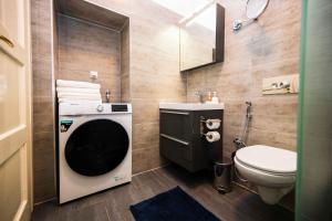 y baño con lavadora y aseo. en Luxury 3BDR Suite- Maison Imperial en Sarajevo
