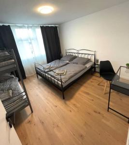 1 dormitorio con 1 cama y suelo de madera en Panorama-Perle mit 101 m² im Herzen von Köln en Colonia