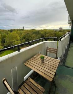 a wooden table and two chairs on a balcony at Panorama-Perle mit 101 m² im Herzen von Köln in Cologne
