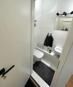 een witte badkamer met een toilet en een wastafel bij Panorama-Perle mit 101 m² im Herzen von Köln in Keulen