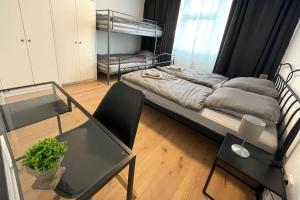 Zimmer mit einem Bett, einem Tisch und einem Stuhl in der Unterkunft Panorama-Perle mit 101 m² im Herzen von Köln in Köln