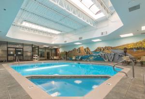 Piscina a Grand Vista Hotel Grand Junction o a prop