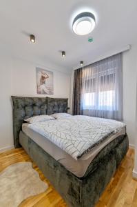 兹拉蒂博尔Nova Nexus Apartment的房间里有一张大床的卧室
