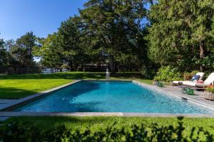 una piscina con una fuente en un patio en Cedar Crest Retreat en Southampton