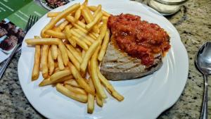 Makanan di atau berdekatan apartmen
