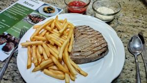 Makanan di atau berdekatan apartmen