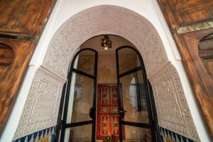 - Entrada a una habitación con puerta y espejo en Riad Le Jardin de Lea, Suites & Spa en Marrakech
