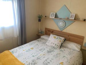 1 dormitorio con 1 cama con colcha de flores en Nice little house, en Barcelona