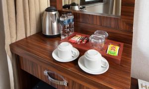 Příslušenství pro přípravu čaje a kávy v ubytování Elan Hotel Istanbul Pera