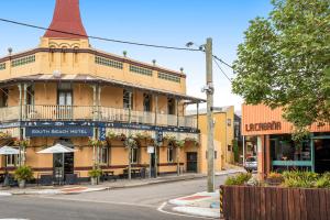un edificio en la esquina de una calle en Crepe Myrtle Cottage, en South Fremantle