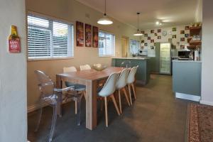 Dapur atau dapur kecil di Die Badhuis, for Fabulous living! Sleeps 4, Private pool