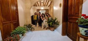 grupa kobiet idących korytarzem w obiekcie Jardines de Colón w mieście Alcalá la Real