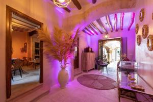 阿爾卡拉拉雷亞爾的住宿－Jardines de Colón，紫色的房间,里面装有花瓶