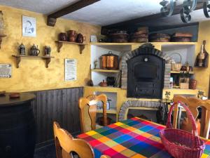 a dining room with a table and a stove at Casa rural EL CASTILLO DE CIRUELAS in Ciruelas