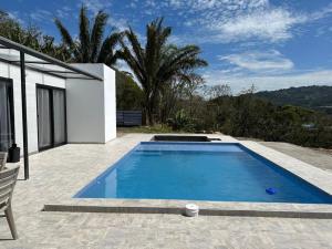 una piscina en el patio trasero de una casa en Cabaña en Guayabal de Siquima en Guayabal de Síquima