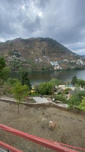 uma vista para uma massa de água com uma montanha em Mount and Lakes em Bhimtal