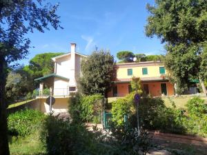 una casa en la cima de una colina con árboles en Holiday Homes in Rosolina Mare 24977, en Rosolina Mare