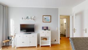 TV a/nebo společenská místnost v ubytování Apartmenthaus Binzer Sterne Haus 1