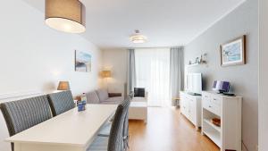 TV a/nebo společenská místnost v ubytování Apartmenthaus Binzer Sterne Haus 1