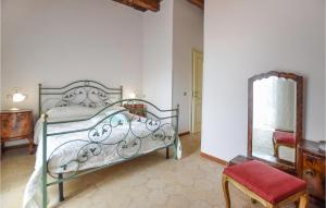 1 dormitorio con cama, espejo y silla en Cozy Home In Giungano With Wi-fi, en Giungano