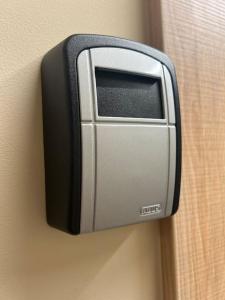 un objeto negro y plateado está pegado a una pared en Apartament Stary Szczecin, en Szczecin