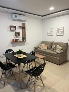 uma sala de estar com uma mesa e um sofá em Dptos Corrientes con cochera em Corrientes