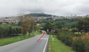 uma estrada com uma fita vermelha na lateral em Appartamenti Cardinali em Assisi