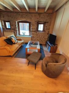ein Wohnzimmer mit einem Sofa und einem Tisch in der Unterkunft Turisme Rural Ca l'Axai casa 2 in Pi