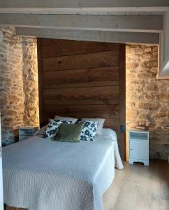 um quarto com uma cama e uma parede de tijolos em Turisme Rural Ca l'Axai casa 2 em Pi