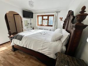a bedroom with a large bed and a window at Reads Lodge in Waterlooville