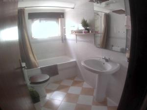 uma casa de banho com um lavatório, um WC e uma banheira em Casa Familiar Boa Fé em Elvas