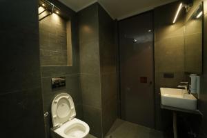 een badkamer met een toilet en een wastafel bij HOTEL LAKSH in Raipur