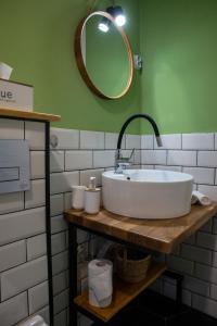 un baño con lavabo y espejo en Victoria Apartment, en Ohrid 14 fotos más