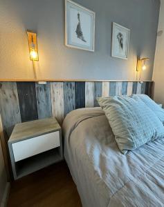 a bedroom with a bed and a nightstand next to it at Departamento Peatonal I in Concordia