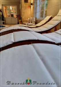 una fila de camas en una habitación en Dworek Prawdzic Niechorze, en Niechorze