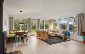 Cozy Home In Hjerm With Kitchen في Hjerm: غرفة معيشة مع أريكة وطاولة