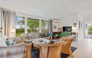 un soggiorno con divano, sedie e tavolo di Cozy Home In Hjerm With Kitchen a Hjerm