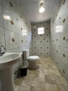 uma casa de banho com um WC e um lavatório em Caraiva Hostel em Caraíva