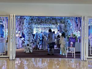 un grupo de personas de pie en frente de un arco de boda en 1-5 Pax Comfy Trefoil Studio-Walk to Setia City Mall & Setia City Convention Centre, en Shah Alam