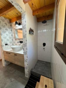 uma casa de banho com um lavatório e um WC. em Casa Silente em San Carlos de Bariloche