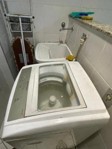małą łazienkę z toaletą i umywalką w obiekcie Condomínio Verdes Mares w mieście Arraial do Cabo