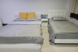 1 dormitorio con 2 camas individuales. en Kaewchantra Mansion en Chiang Mai