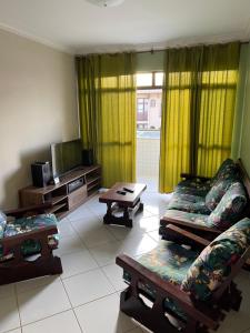 sala de estar con sofá y mesa en Condomínio Verdes Mares, en Arraial do Cabo