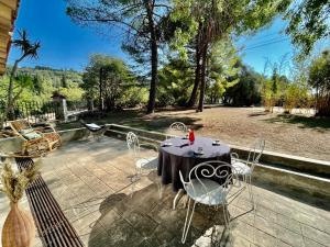 una mesa y sillas en un patio en Maison individuelle avec piscine à Grasse en Grasse