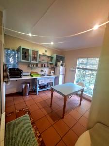 Die Eend في سنتوريون: مطبخ مع طاولة في منتصف الغرفة