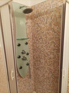 bagno con doccia, lavandino e specchio di Bombonera a Ostuni